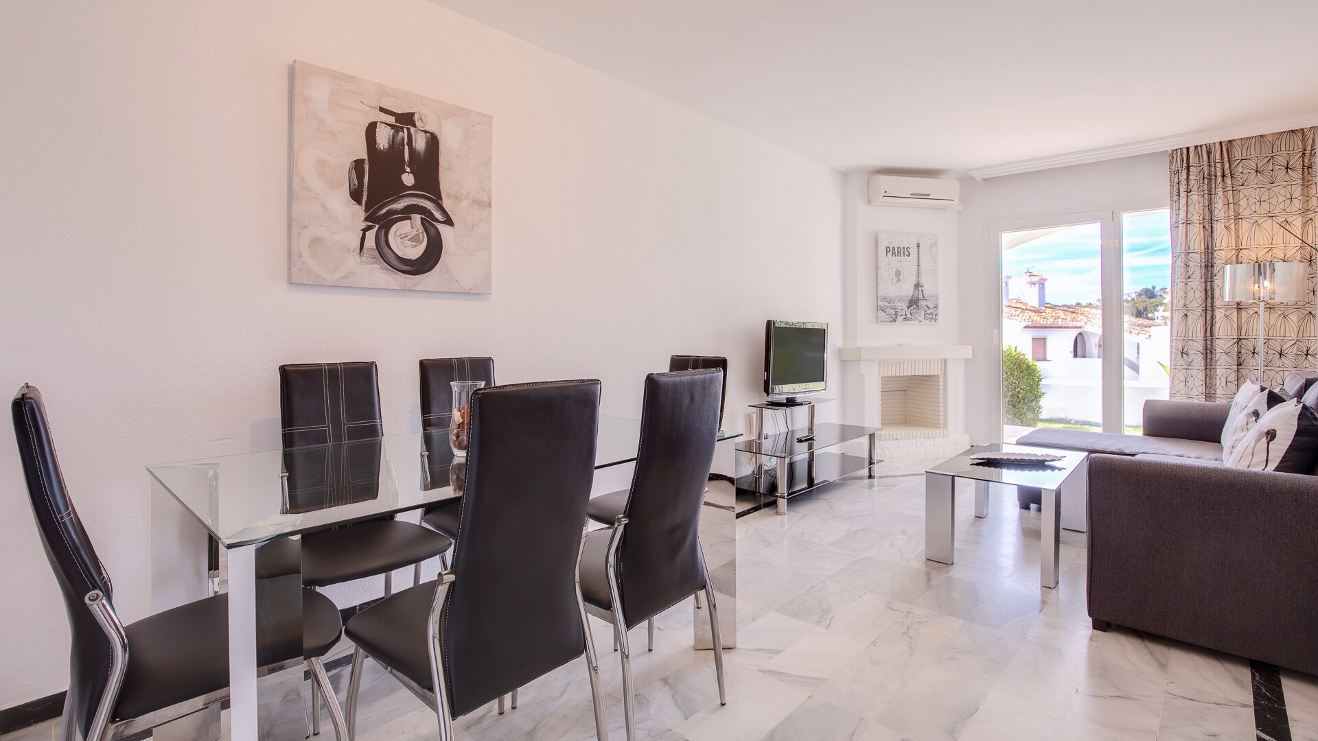 Apartamentos Torrenueva Park - Vardagsrum med matplats, soffgrupp och platt-TV