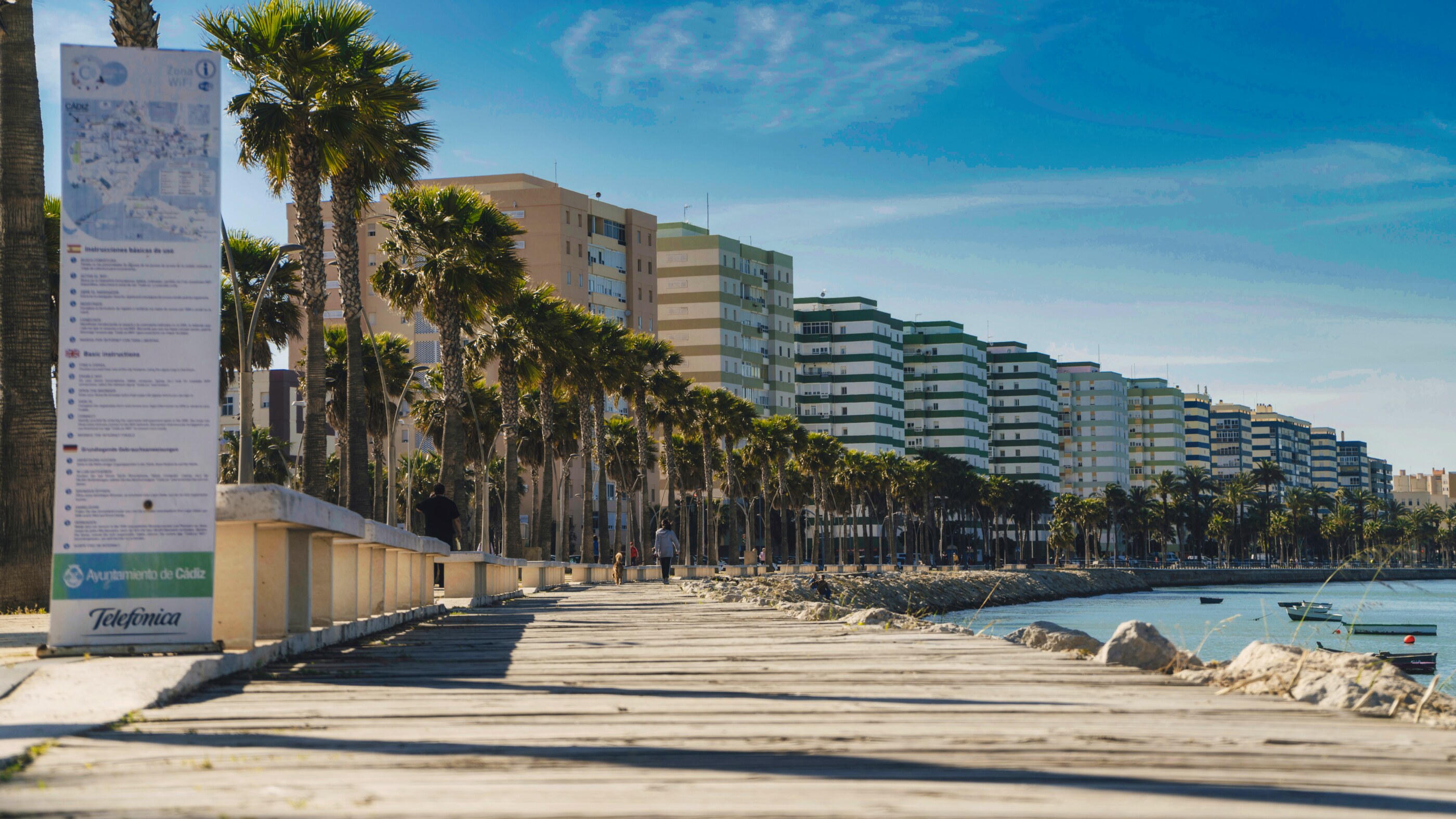 Strandpromenaden i nyare delen av Cádiz