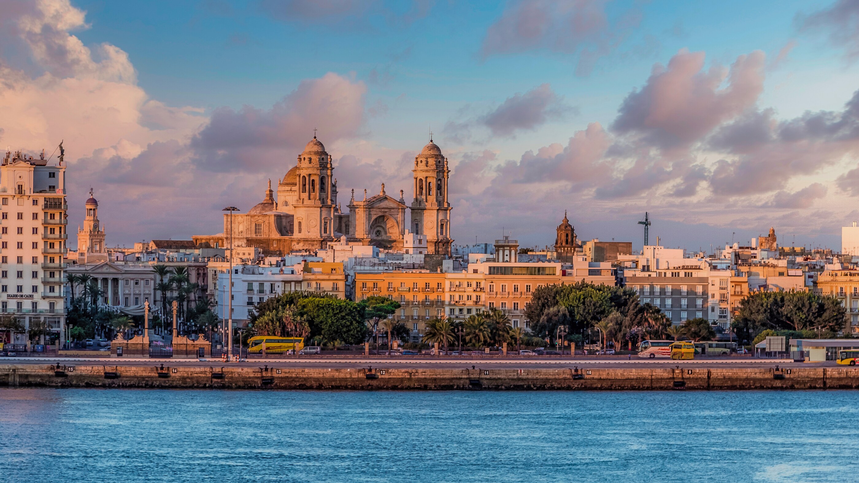 Vy från havet en tidig morgon i Cádiz stad