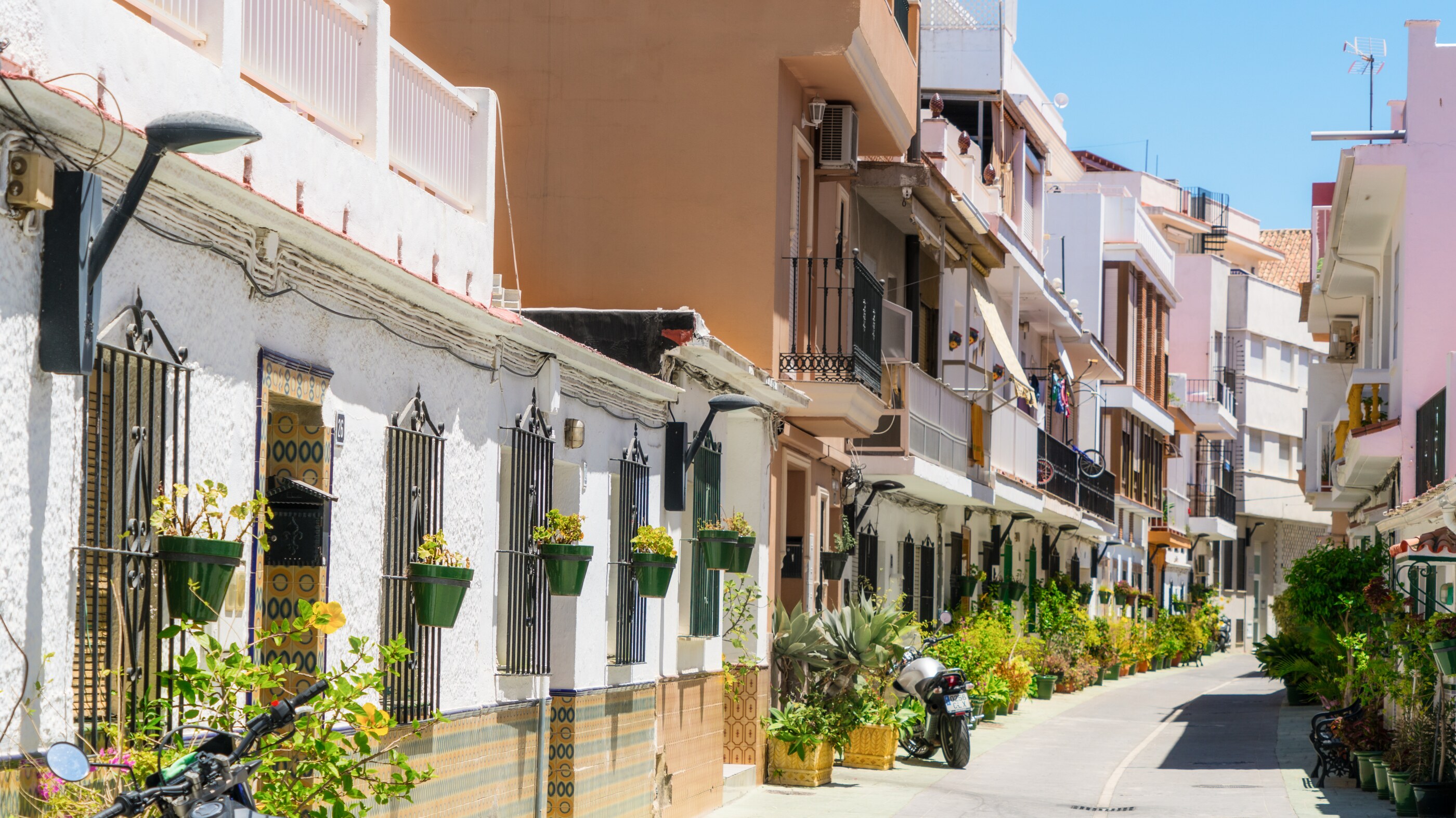 Blomsterdekorerad gata i La Cala de Mijas