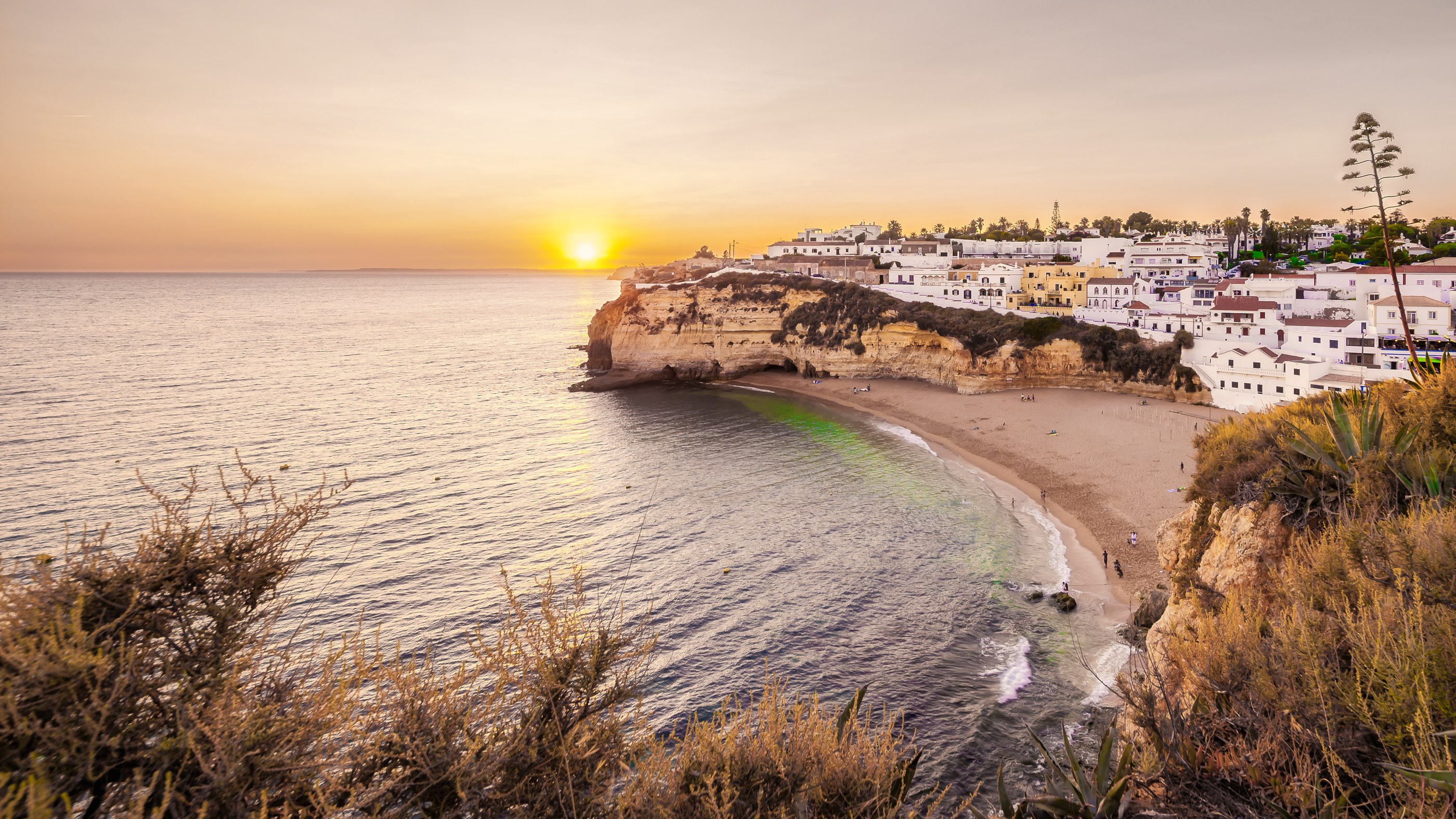 Carvoeiro Algarve - Stranden, klipporna och vita hus