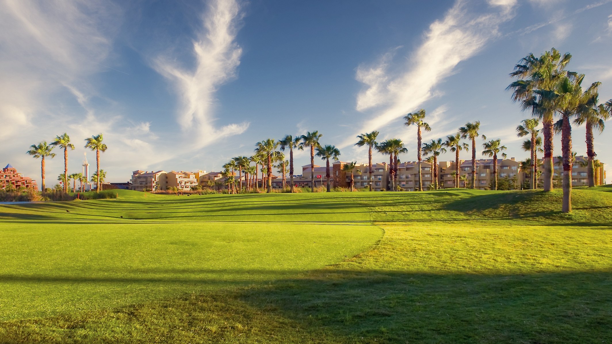 Costa Ballena Ocean Golf Club - Par-3 banan med Hotel Elba i bakgrunden
