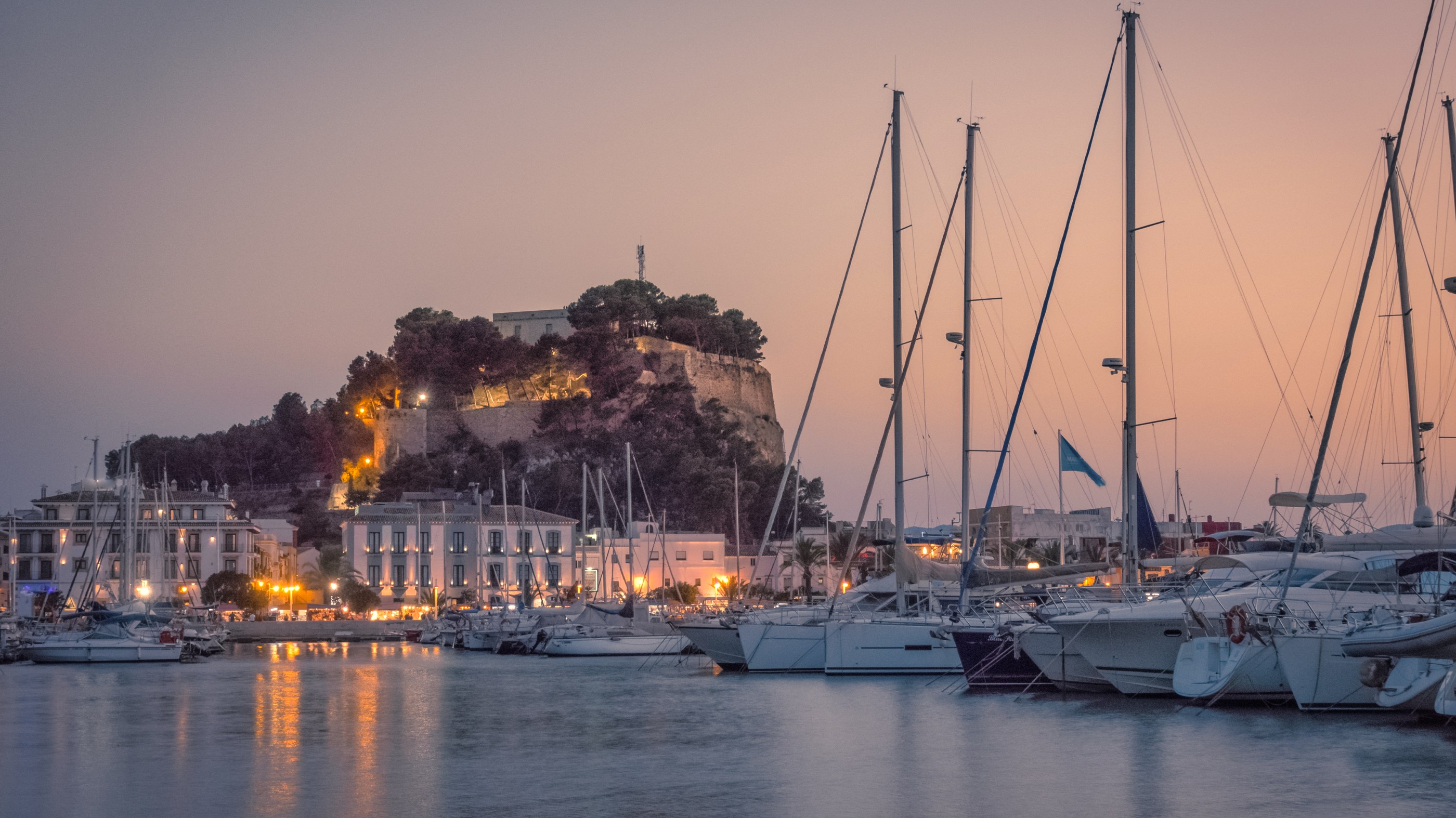 Dénia - Skymning över marinan