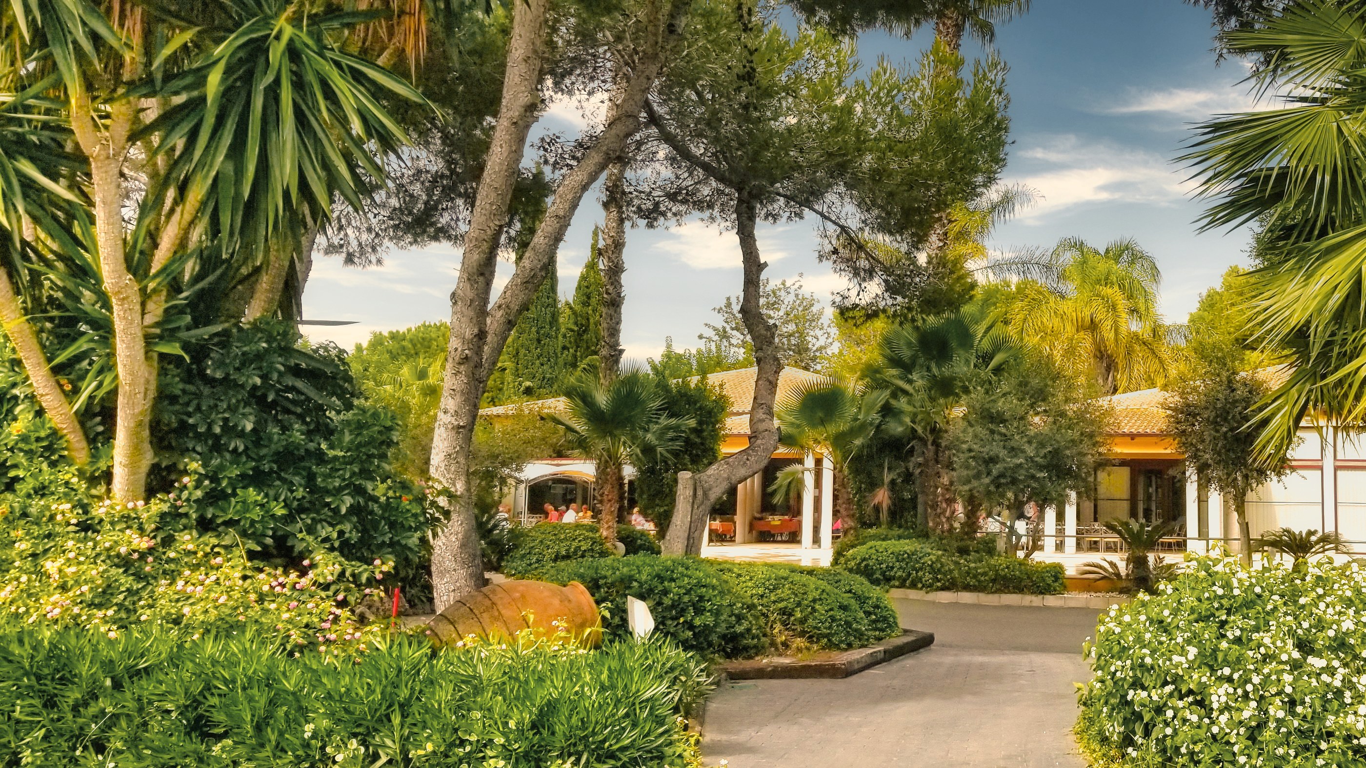 El Plantío Golf - Klubbhuset, buskar och palmer