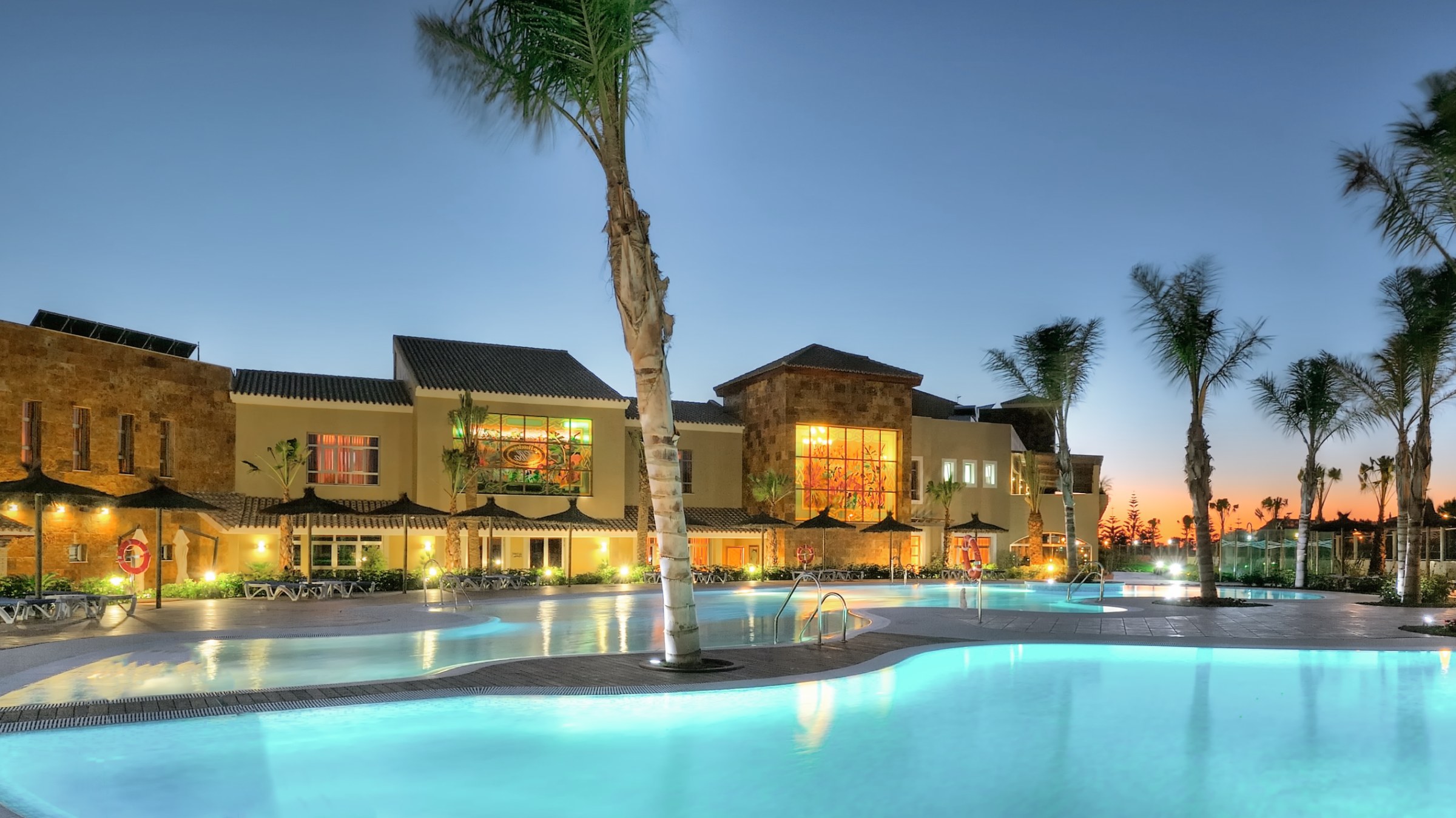 Elba Costa Ballena Thalasso Spa - Poolomr&aring;det i skymningen