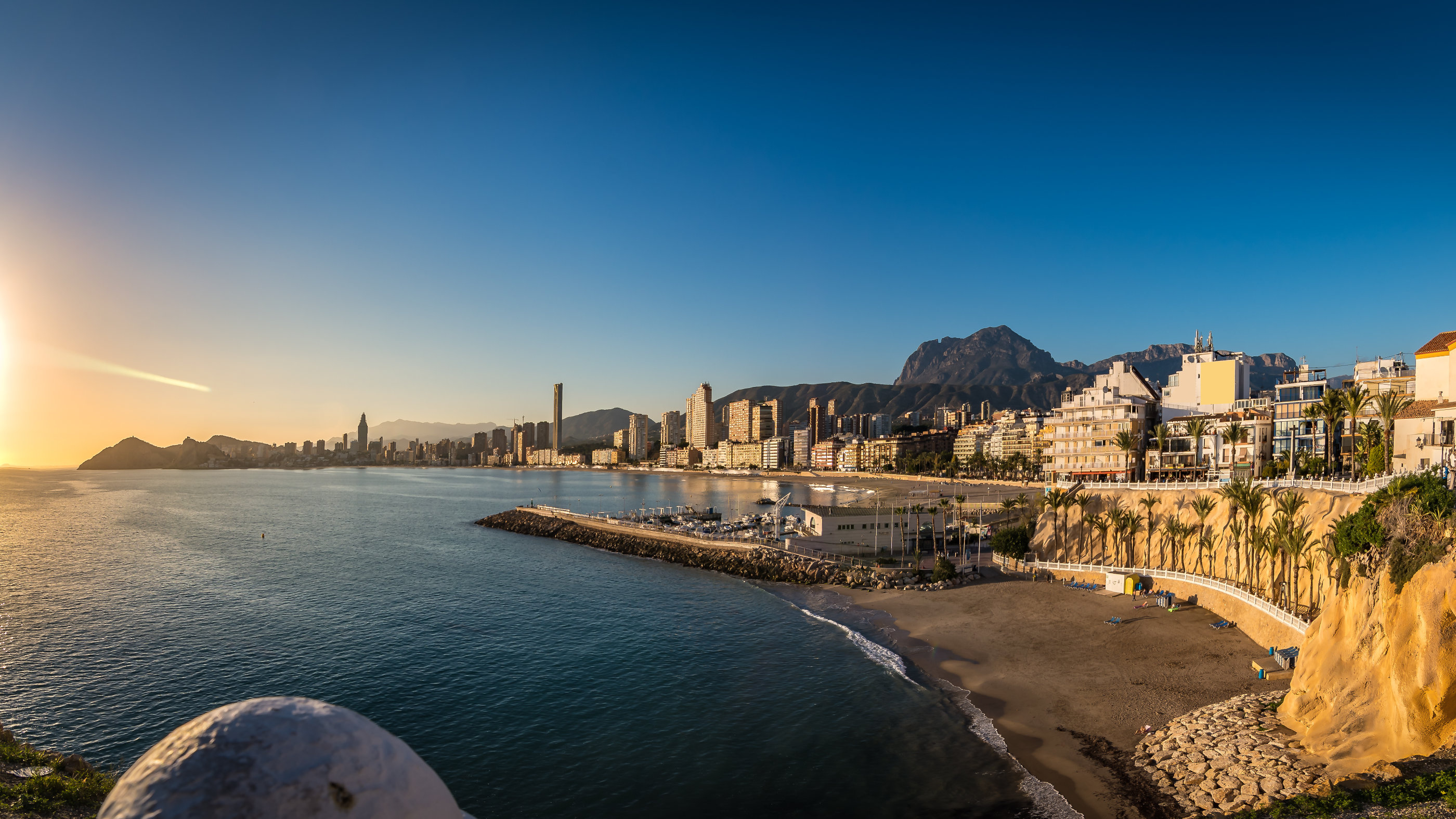 Dénia - Vy över staden och stranden i skymningen
