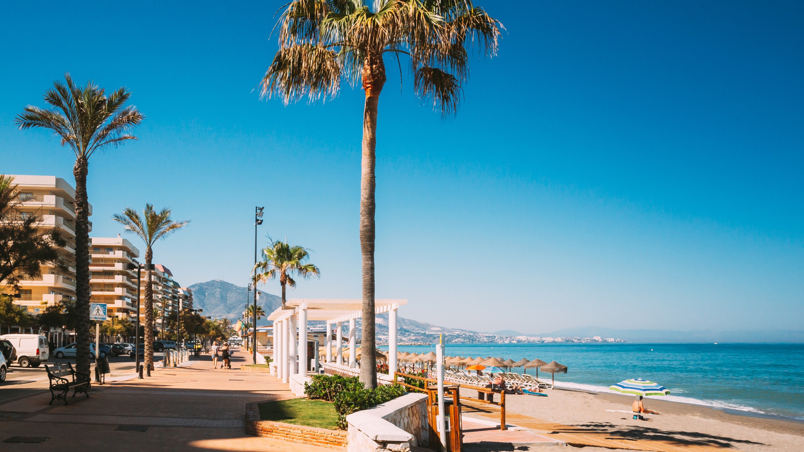 Strandpromenaden och stranden i Fuengirola, Spanien