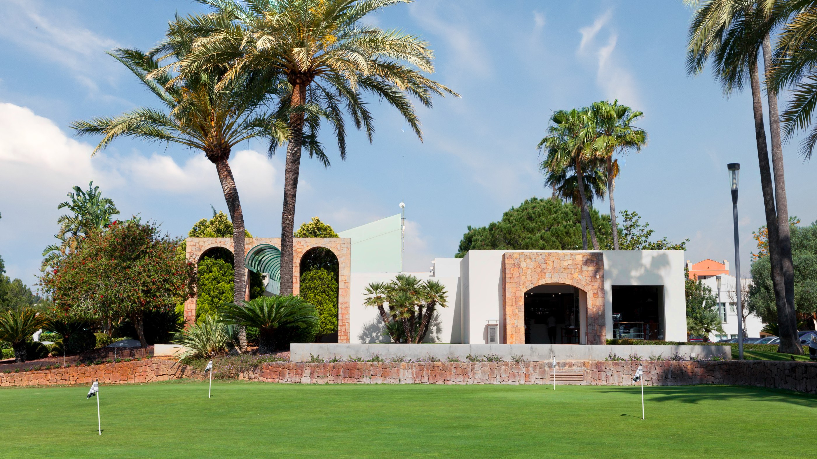 La Sella Golf - Puttinggreenen framf&ouml;r klubbhuset