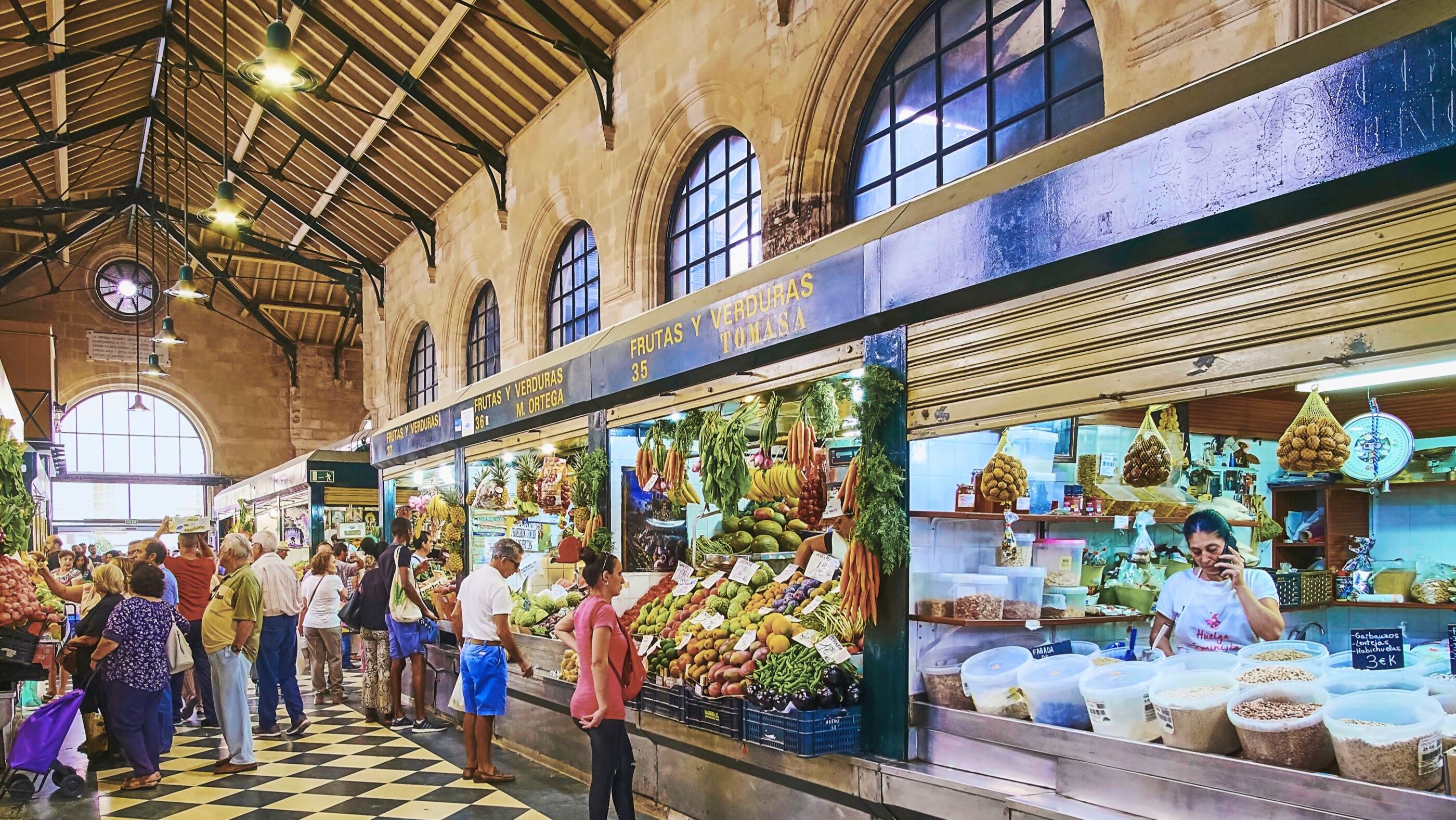 Den lokala marknaden i Jerez de la Frontera - Färsk fisk, frukt och grönt.