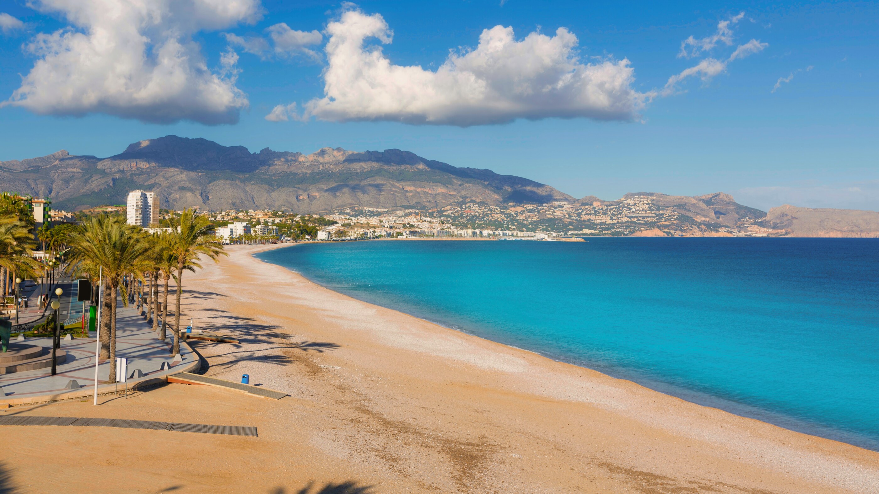 En härlig strand i soliga Spanien