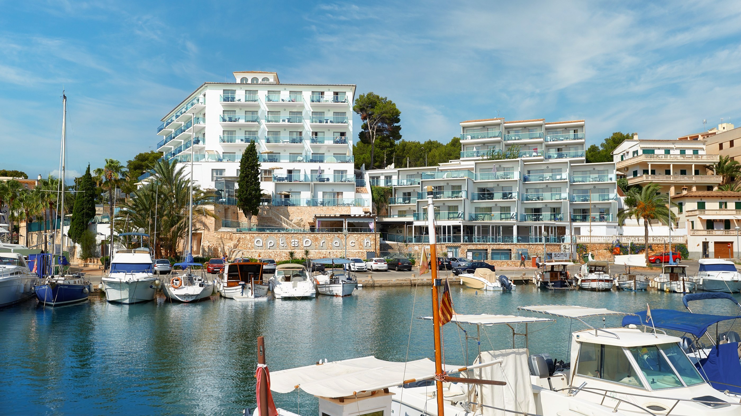 Portodrach Apartamentos - Framsidan på hotellet