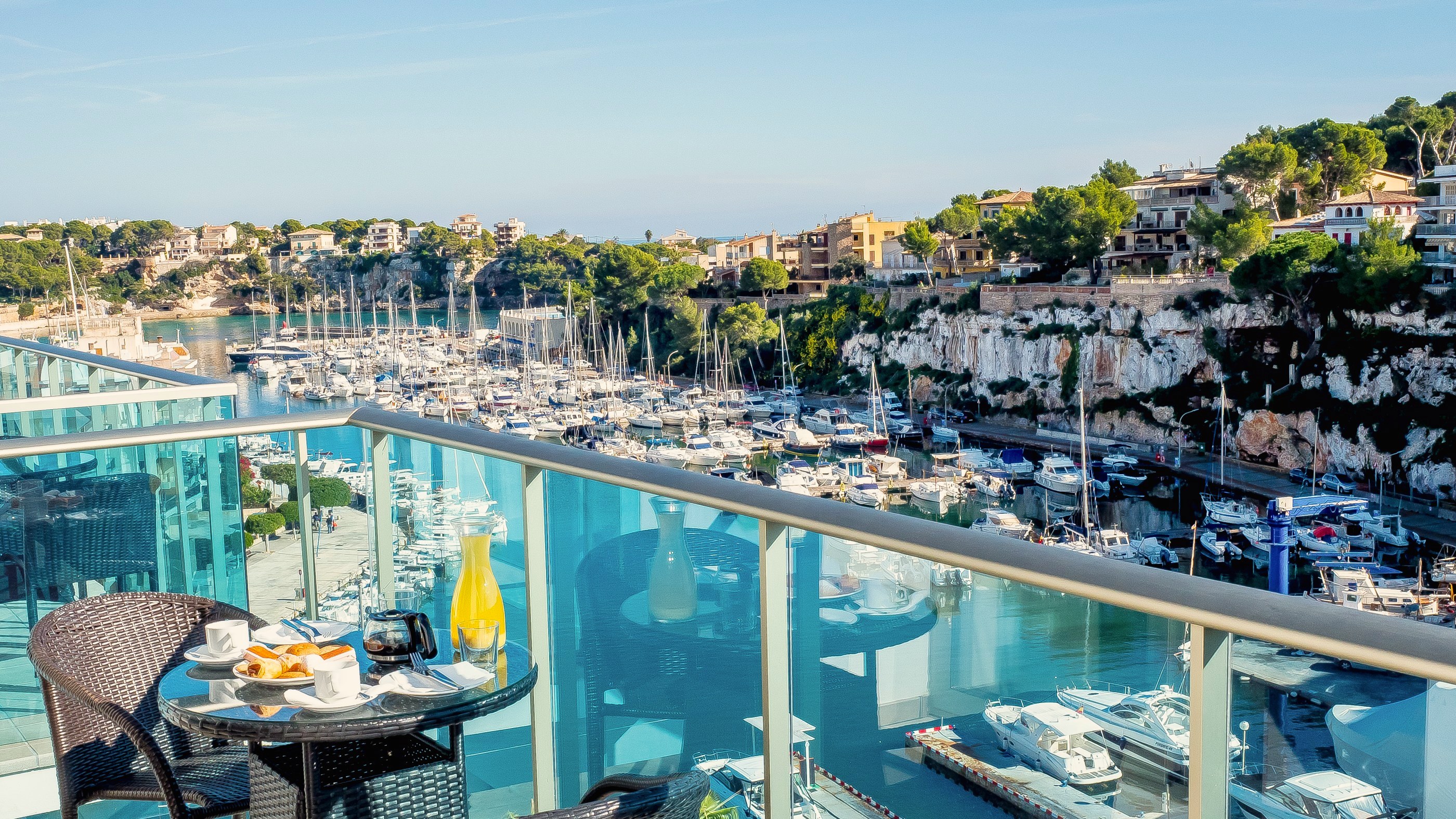 Portodrach Apartamentos - Frukost på balkongen