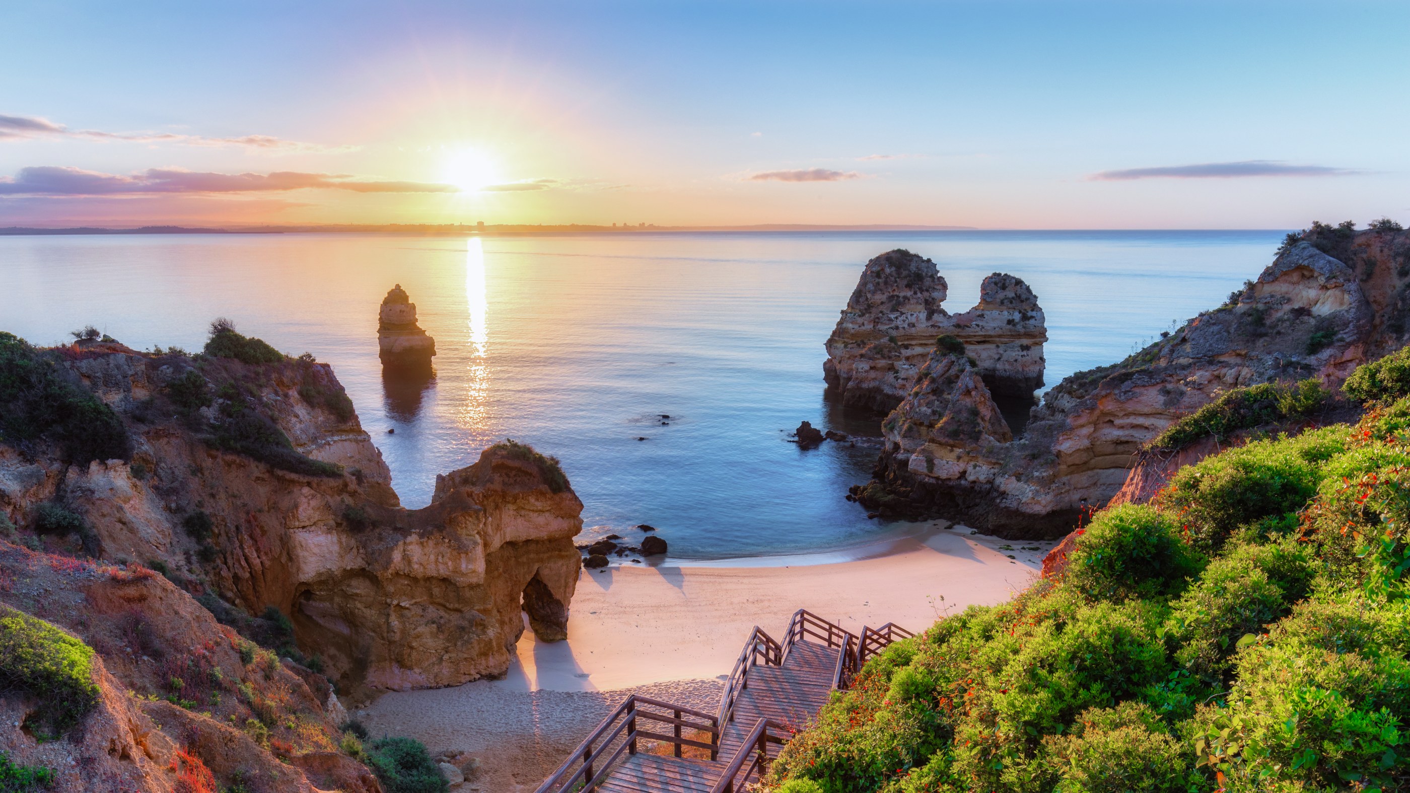 Vacker badvik på Algarvekusten, Portugal