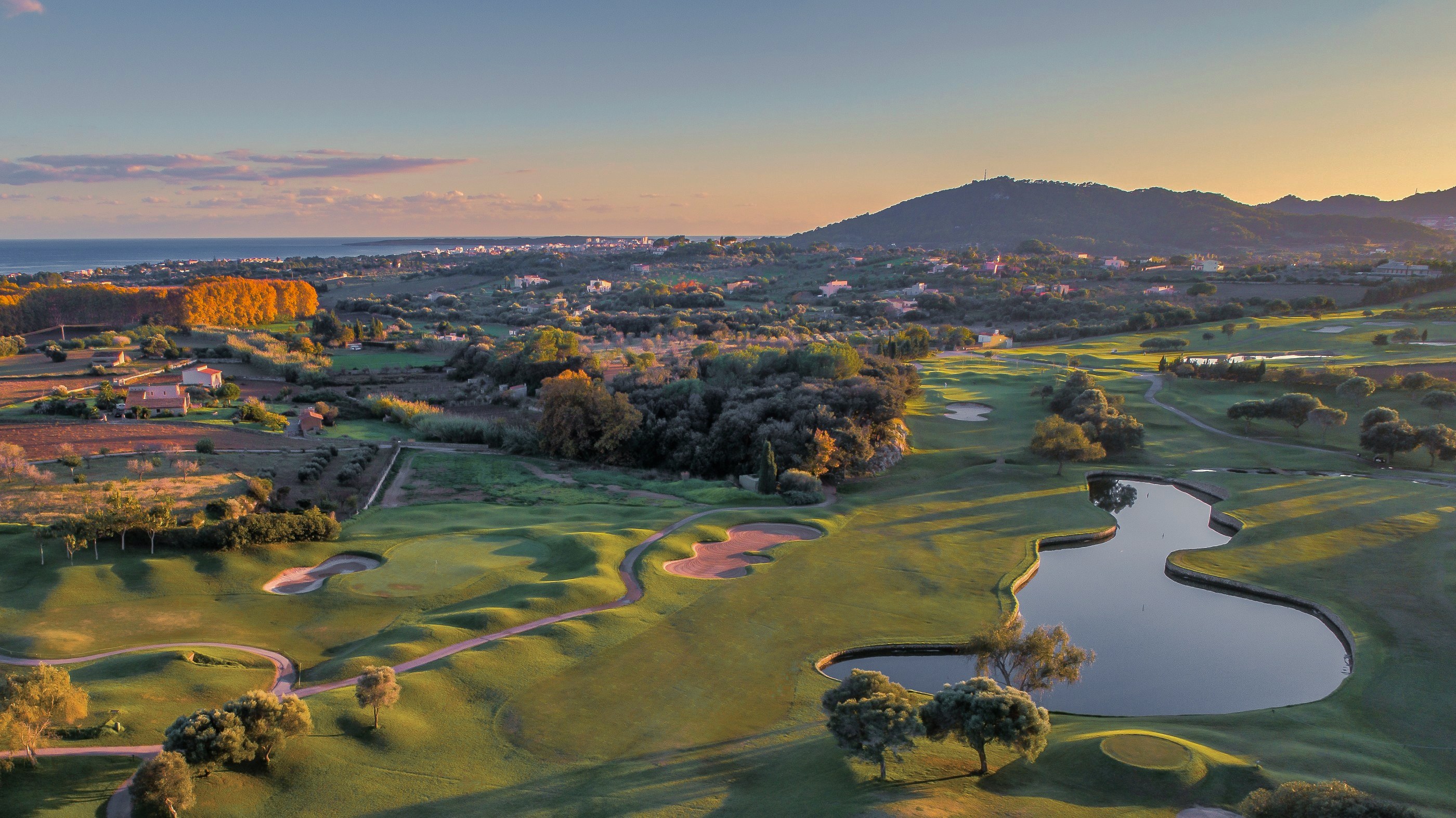 Pula Golf - Vy över golfbanan i skymningen