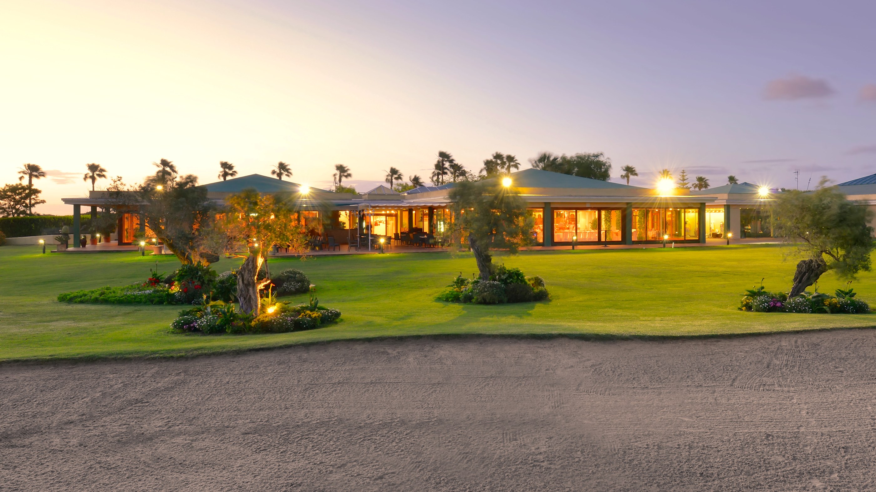 RCG Novo Sancti Petri Golf - Klubbhuset i skymningen