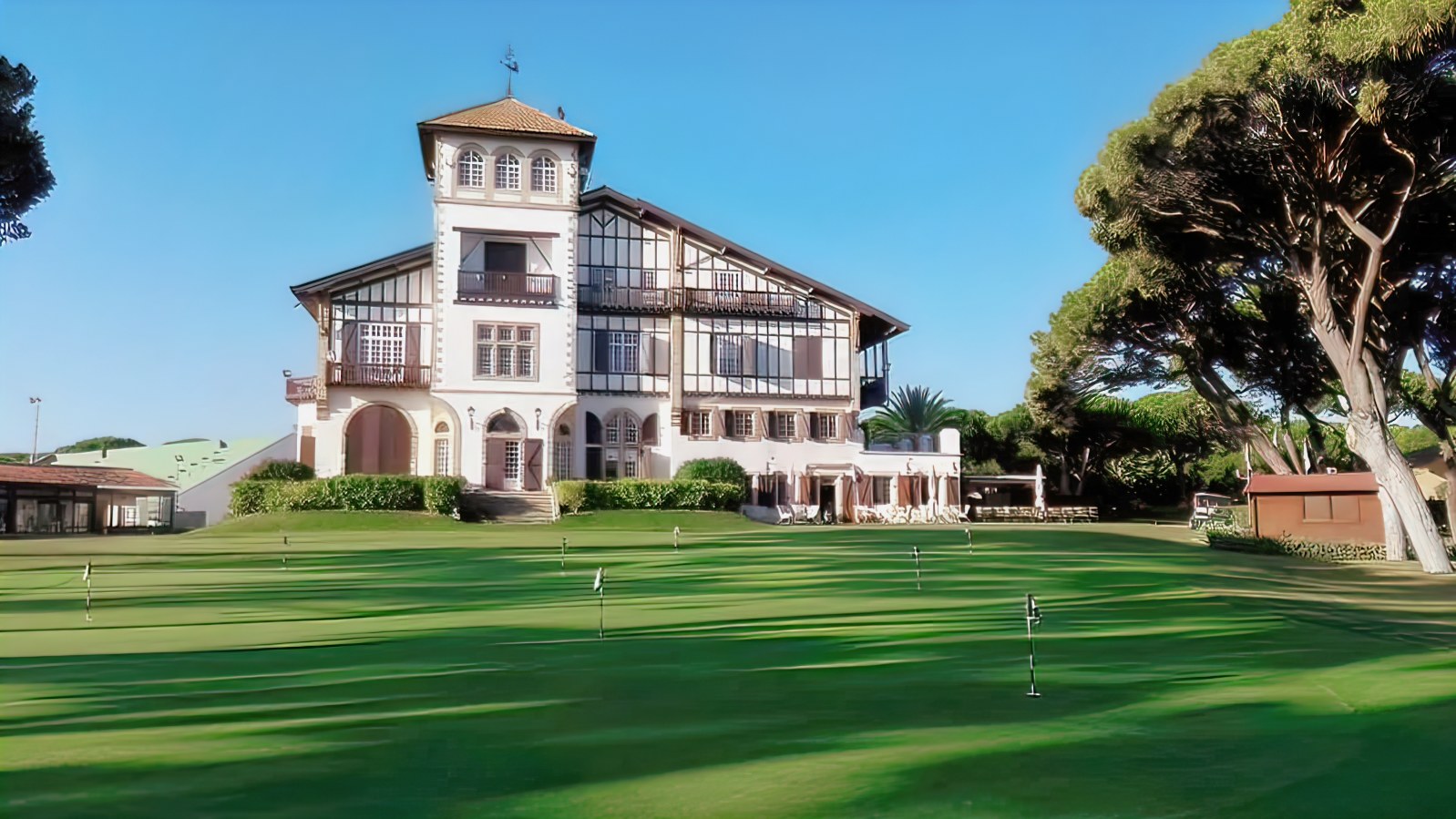 RCG Vistahermosa Golf - Klubbhus och puttinggreen