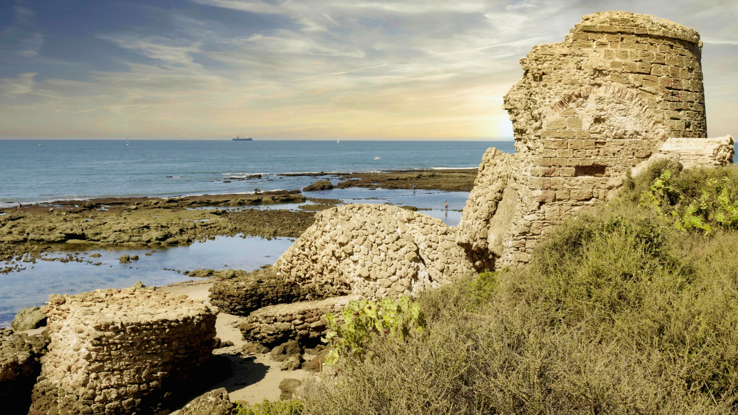 Lämningarna av Santa Catalina fortet vid Muralla Beach i El Puerto de Santa Maria