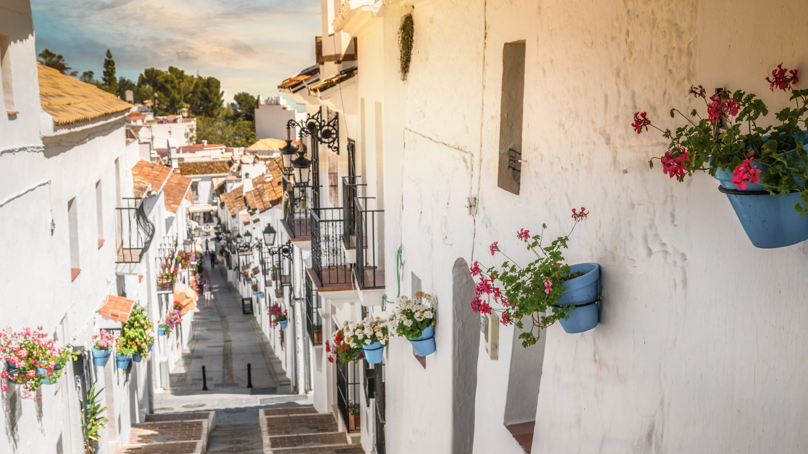 Spansk by med vitkalkade hus och färglada blomkrukor