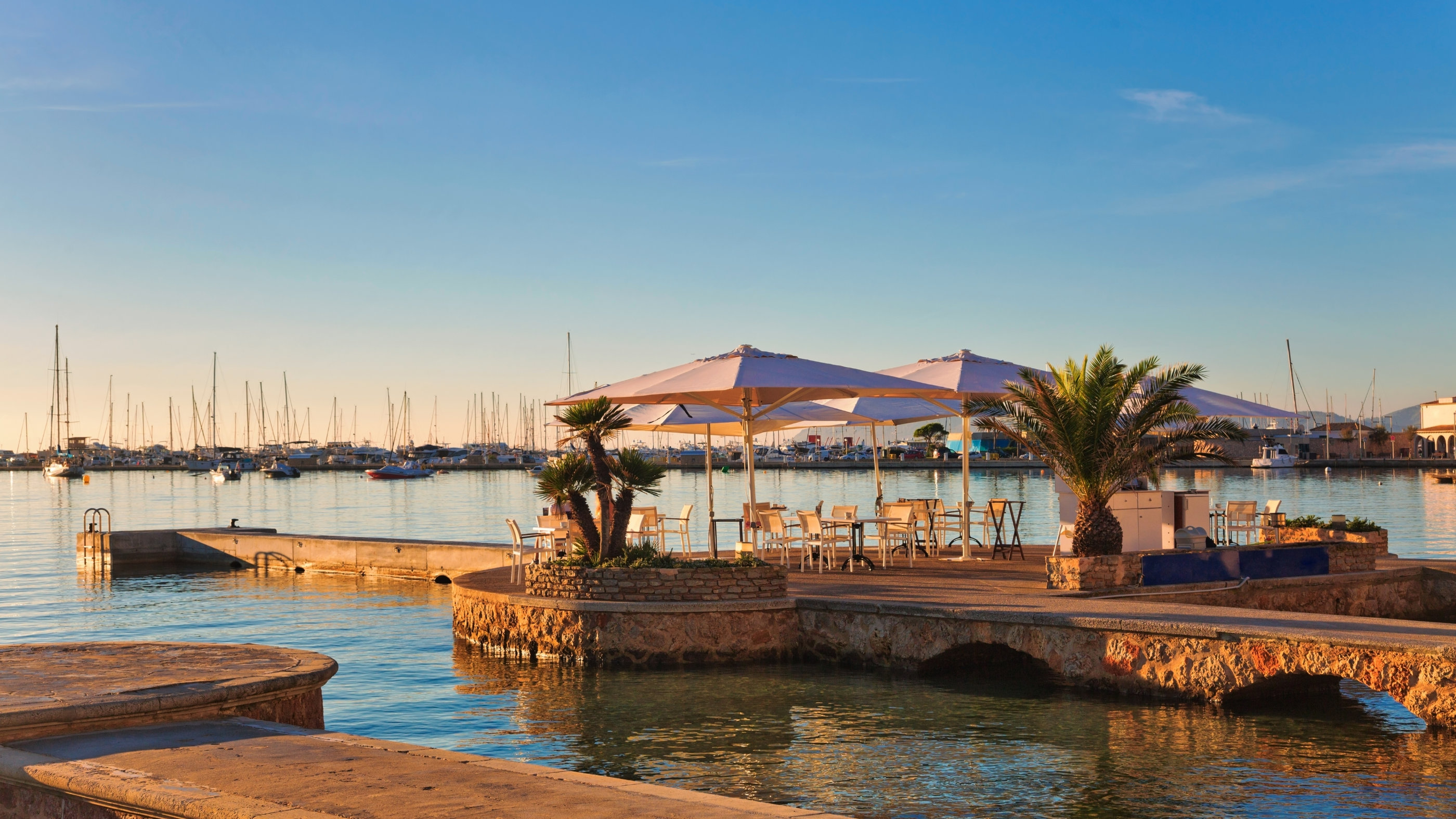 Spansk uteservering med vacker utsikt över båtarna i hamnen