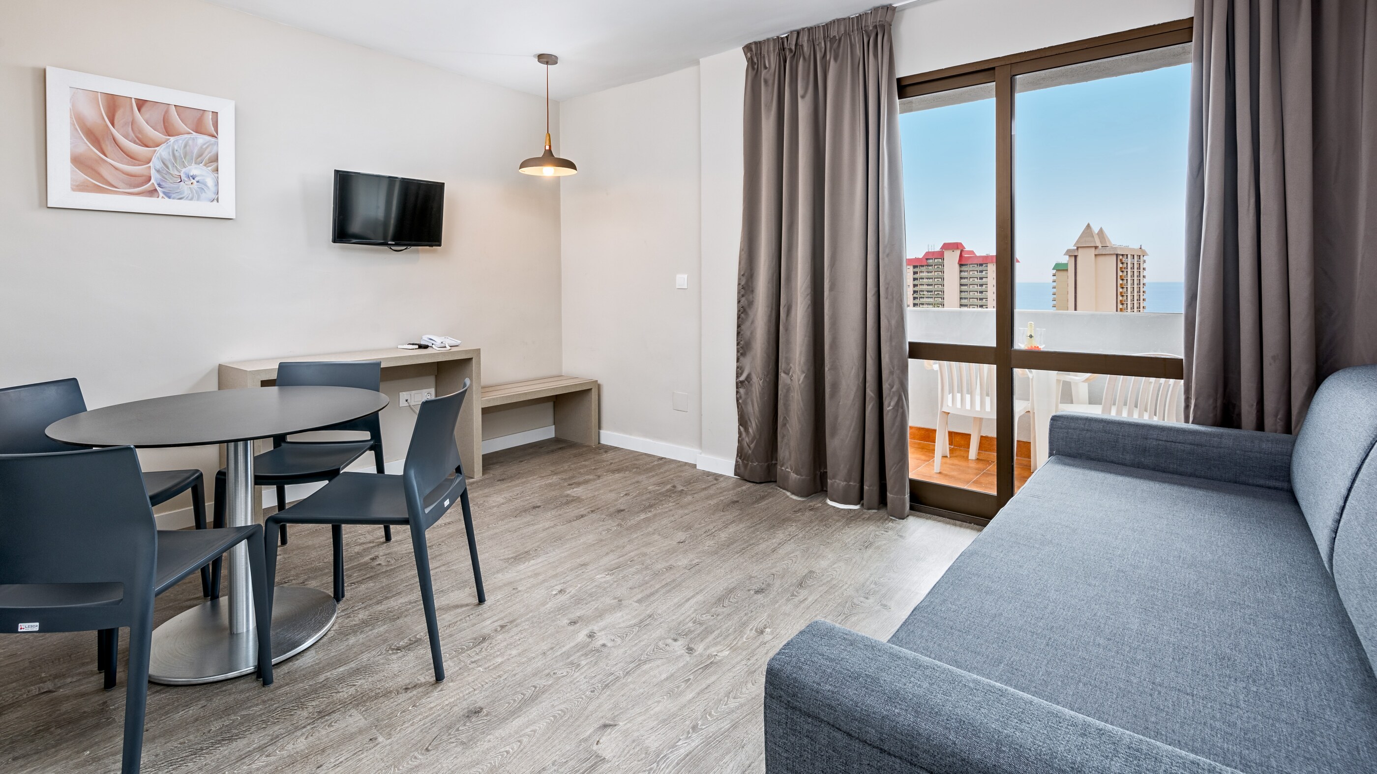 Aparthotel Veramar - Fuengirola. Vardagsrum med balkong och utsikt.