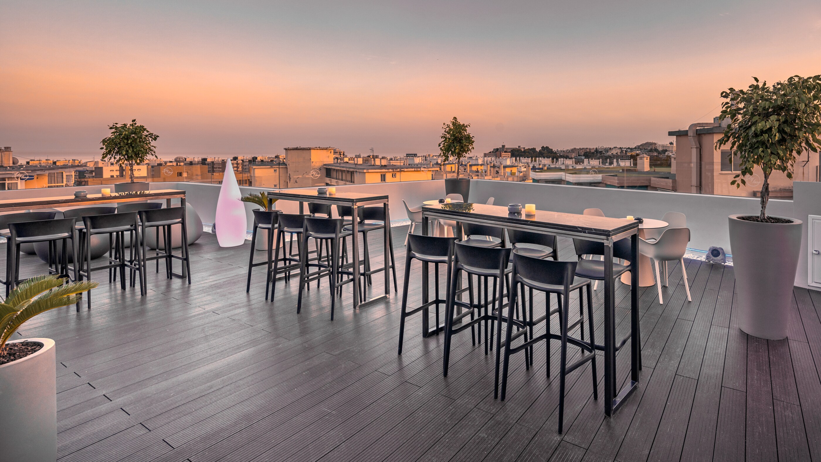 Aparthotel Veramar - Fuengirola. The skybar seating area.