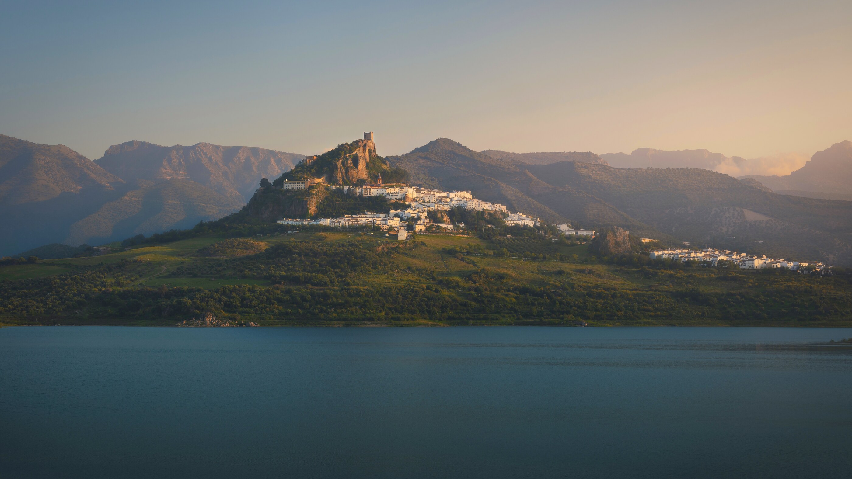 Den vita byn Zahara de la Sierra i Sierras de Cádiz, Spanien.